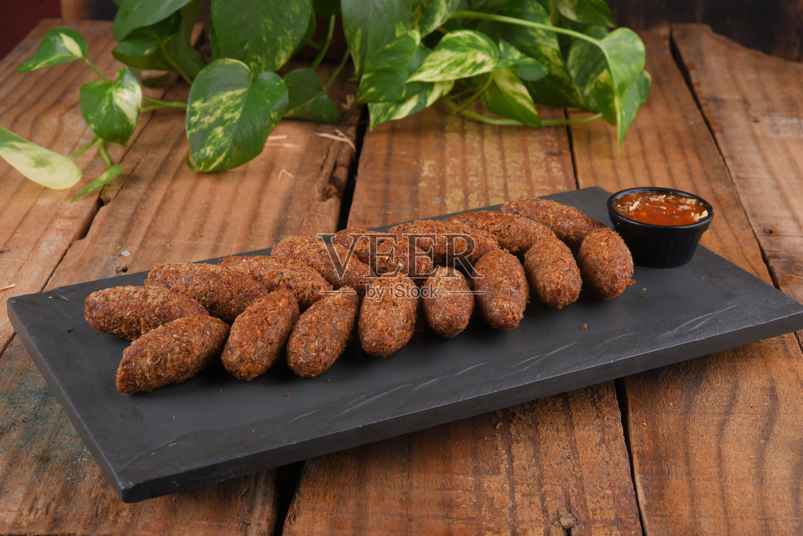 炸鳕鱼饼，鱼肉馅卷饼，鳕鱼饼，巴西式鳕鱼饼，肉盘照片摄影图片