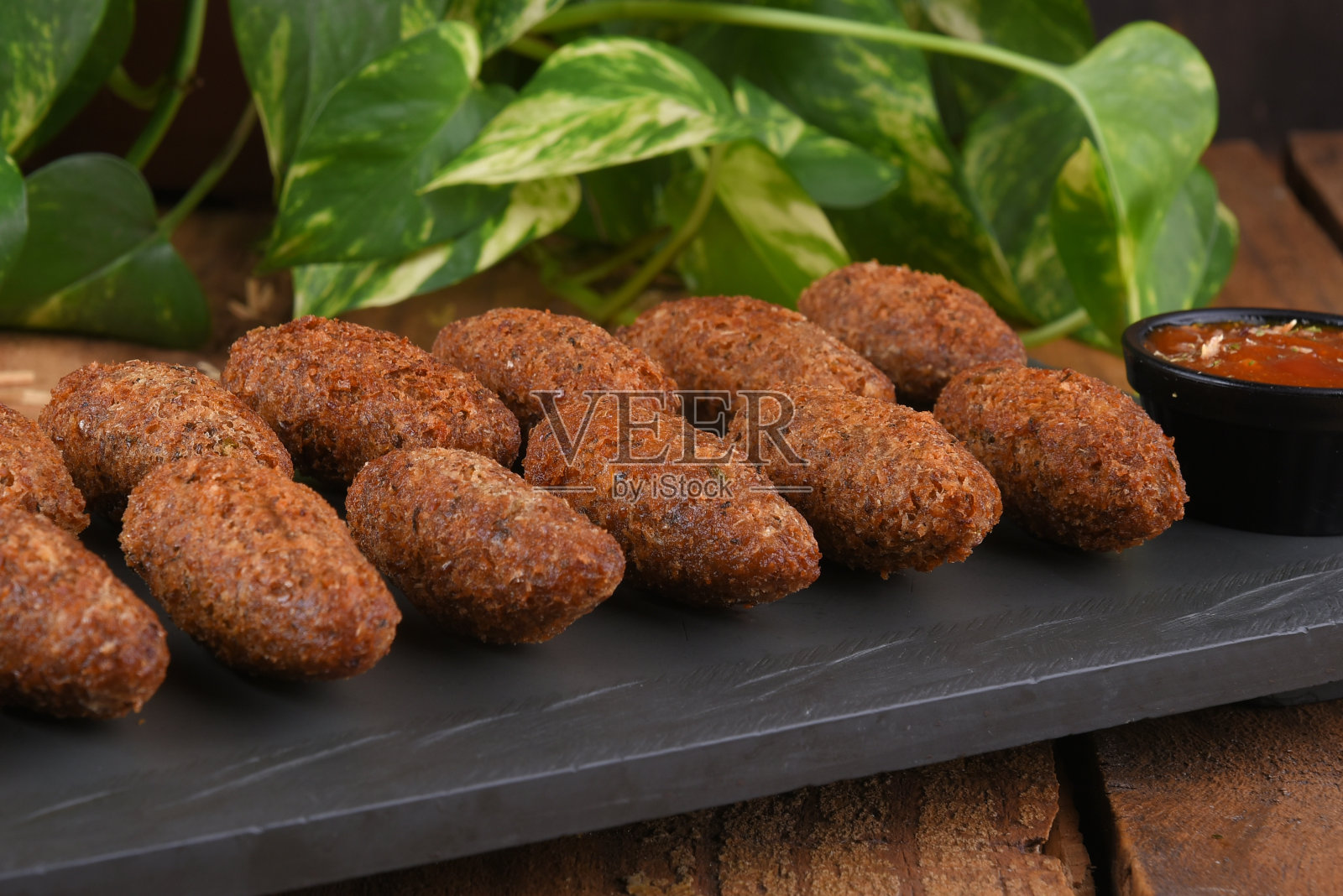 炸鳕鱼饼，鱼肉馅卷饼，鳕鱼饼，巴西式鳕鱼饼，肉盘照片摄影图片