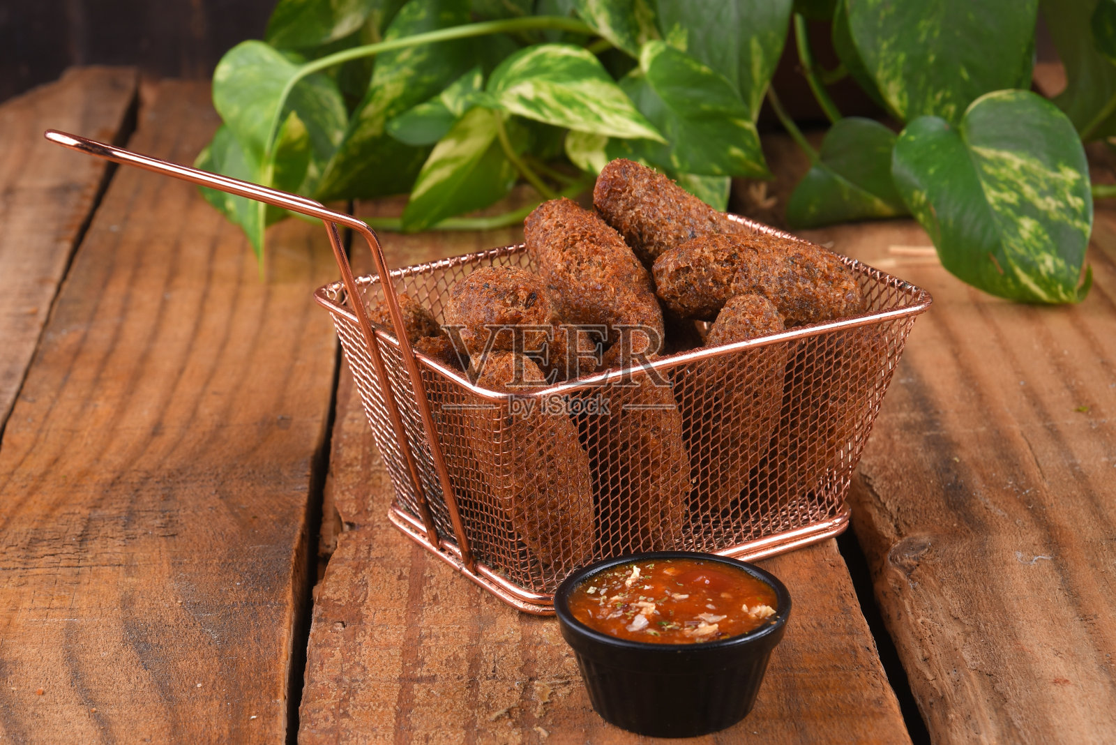 炸鳕鱼饼，鱼肉馅卷饼，鳕鱼饼，巴西式鳕鱼饼，肉盘照片摄影图片