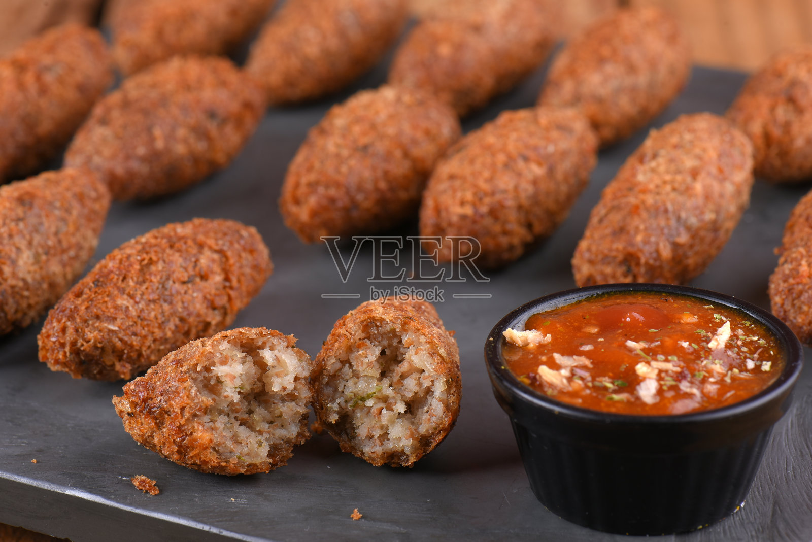 炸鳕鱼饼，鱼肉馅卷饼，鳕鱼饼，巴西式鳕鱼饼，肉盘照片摄影图片