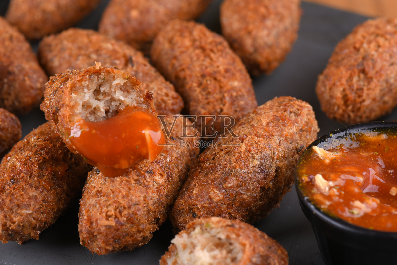 炸鳕鱼饼，鱼肉馅卷饼，鳕鱼饼，巴西式鳕鱼饼，肉盘照片摄影图片