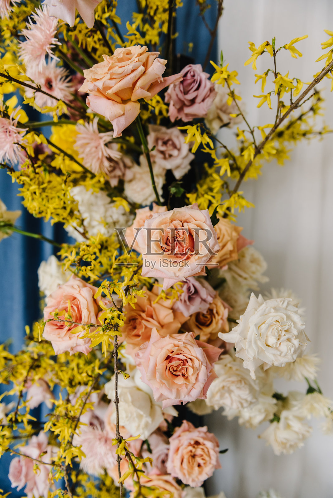 拱门装饰亚麻窗帘，春暖花开。假日的奢华装饰。乡村装饰，质朴设计。特写镜头的细节。拍照时的家居装饰。节日写真区。照片摄影图片