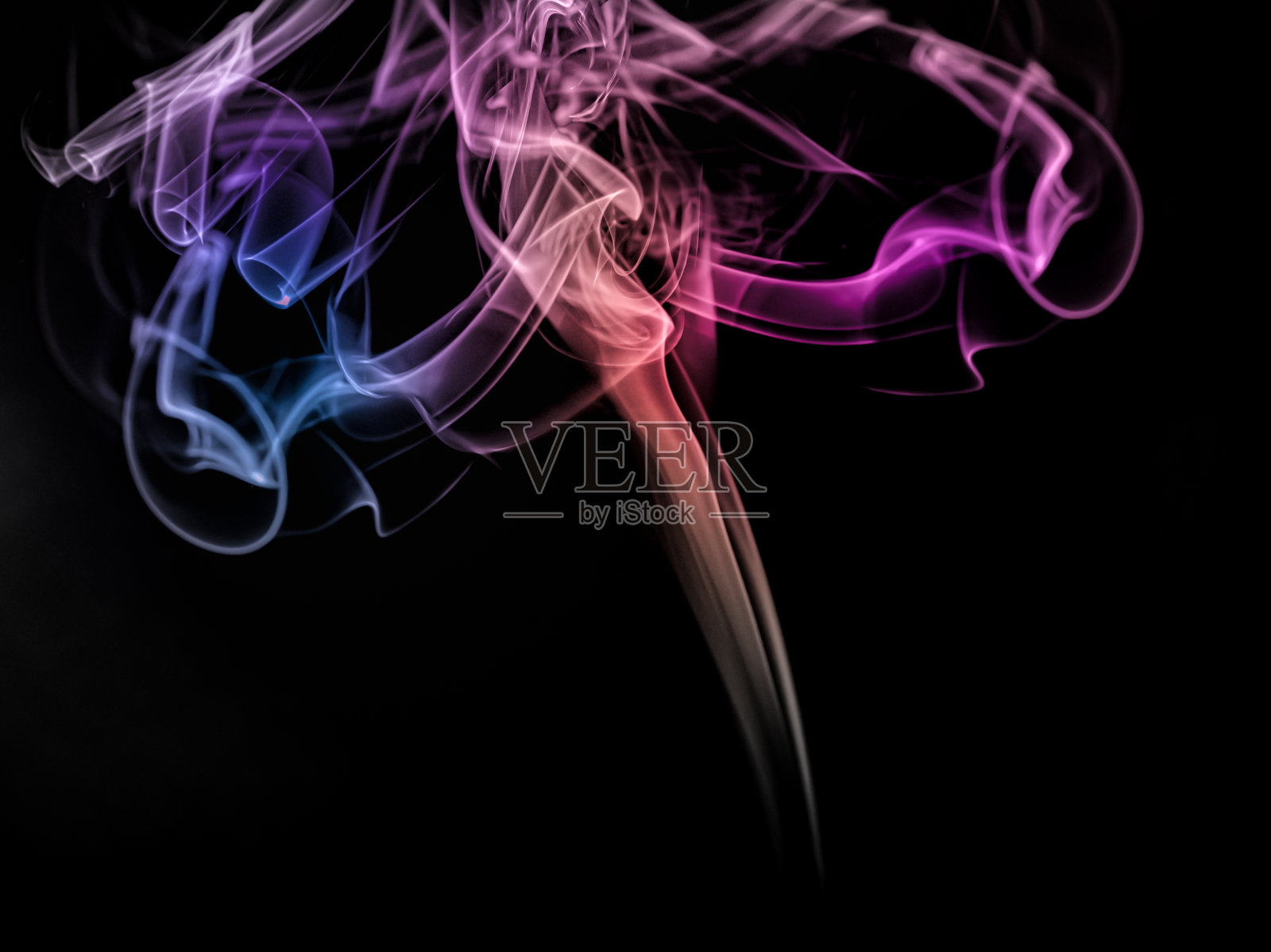 黑色背景上的烟熏、粉彩或霓虹色调。奇怪的形状抽象的烟雾混合颜色照片摄影图片