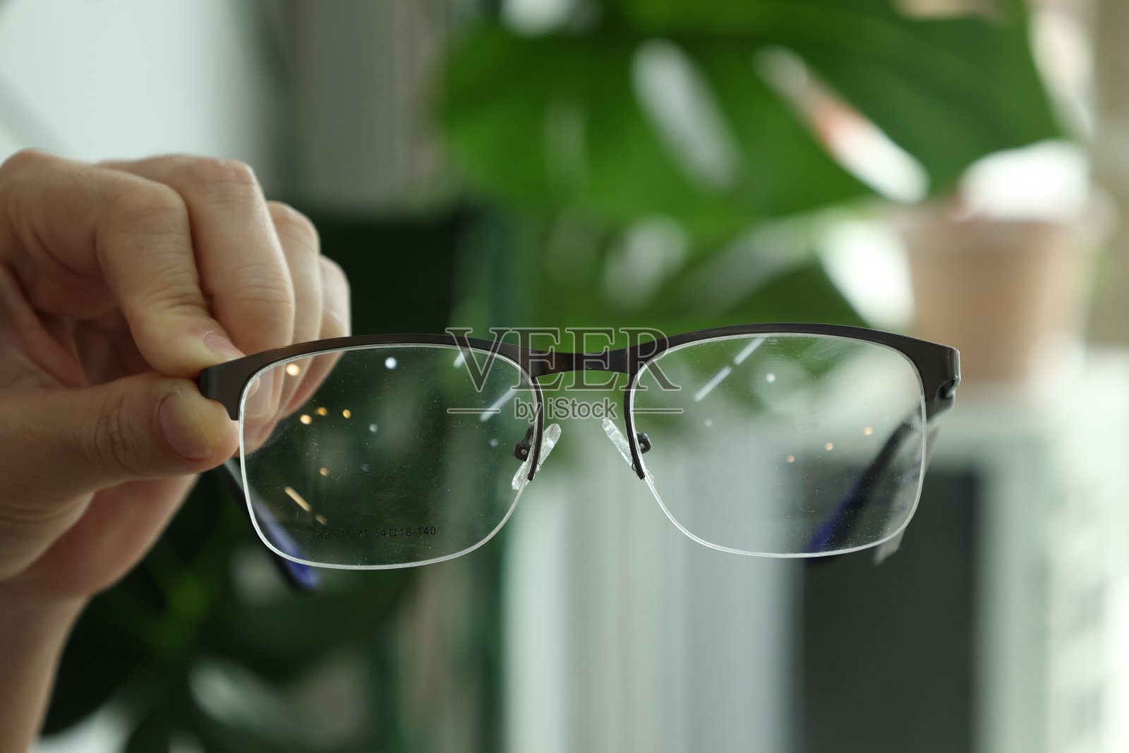 眼镜店的手持眼镜。眼镜店的手持眼镜照片摄影图片