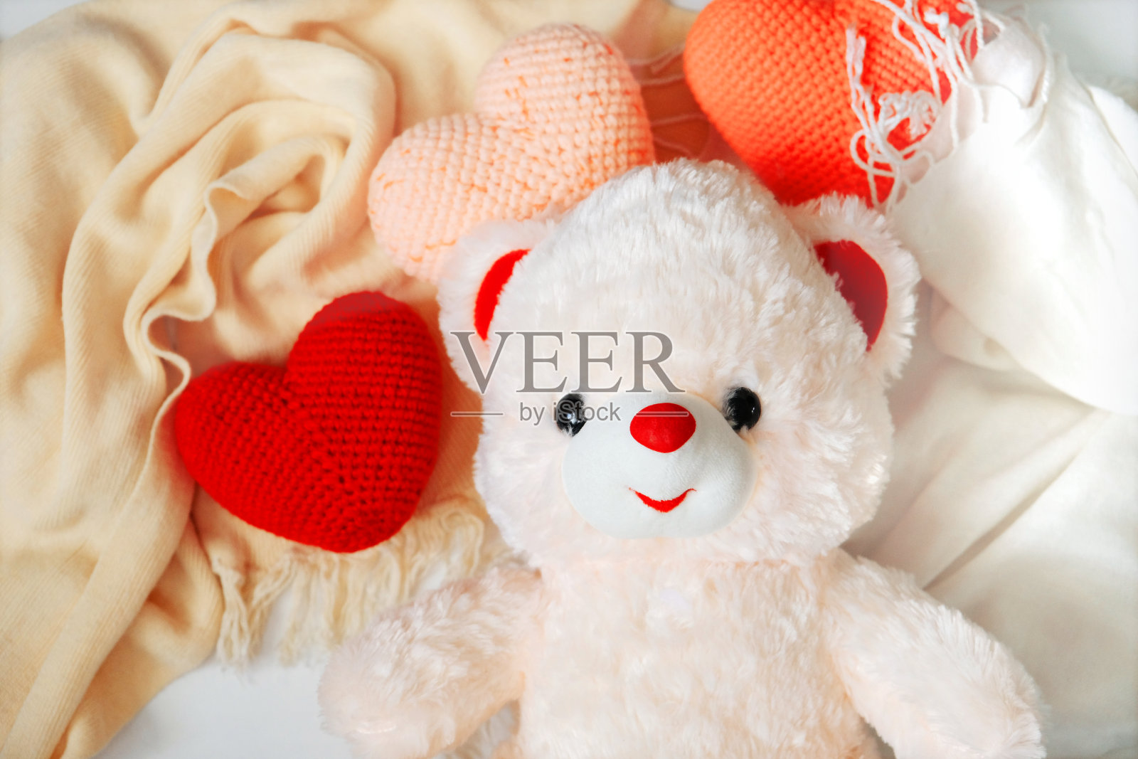 可爱的泰迪熊和钩针彩色心，玩具和照片摄影图片