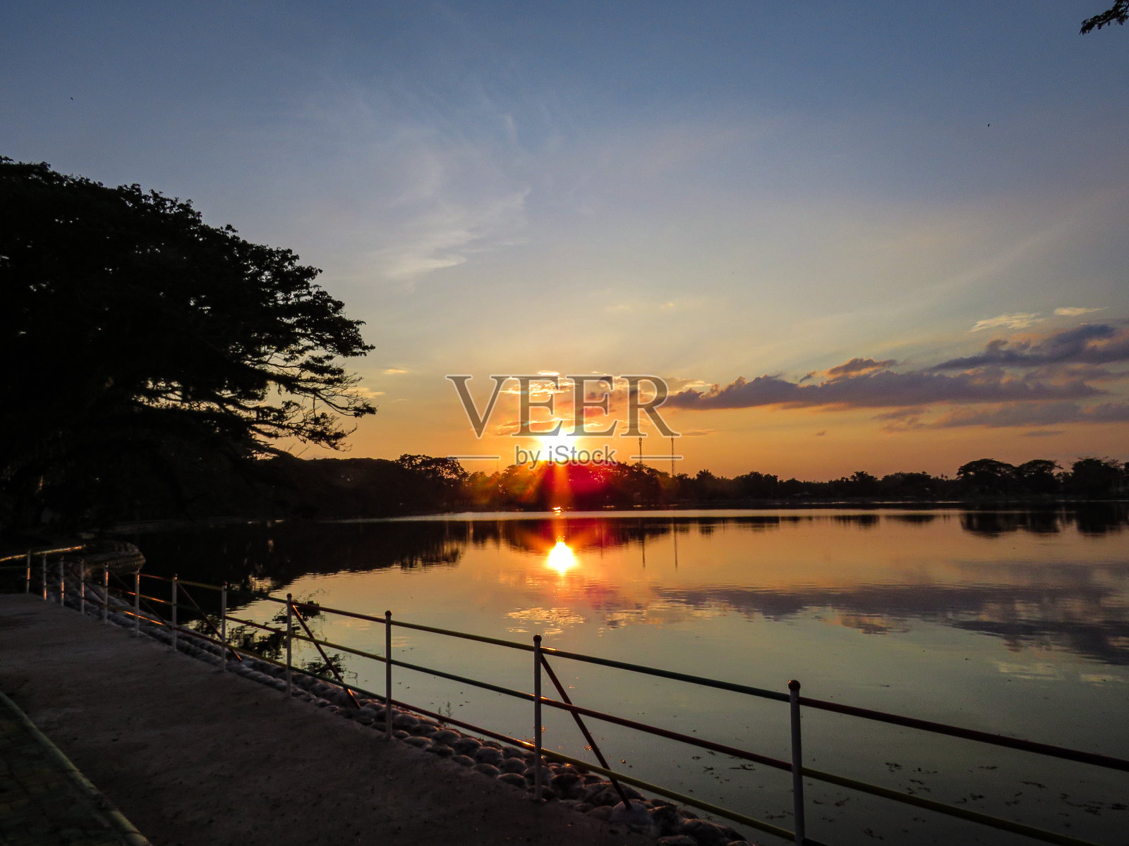 国王湖畔的夕阳照片摄影图片