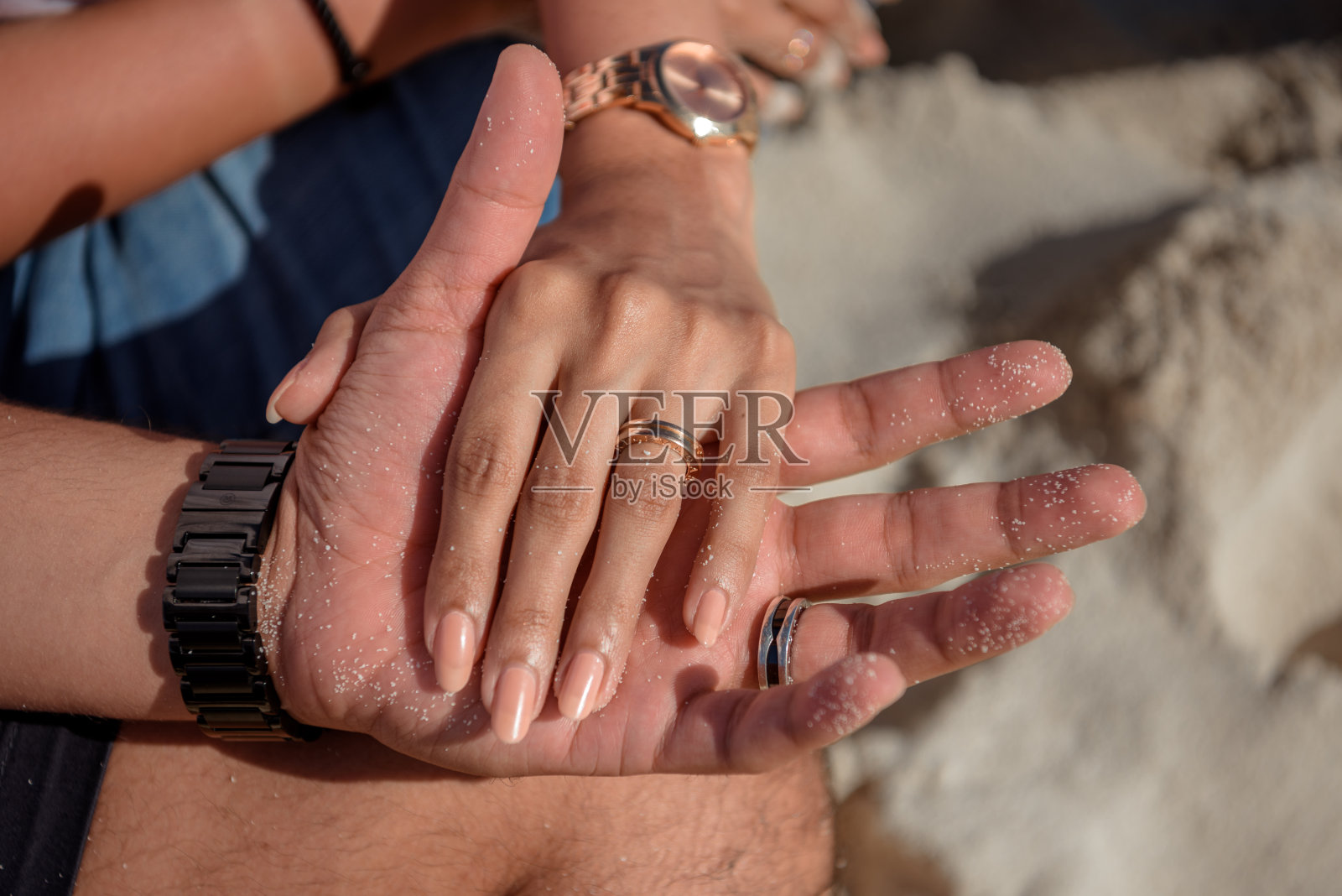 男人和女人，新婚夫妇手牵着手，背景模糊。照片摄影图片