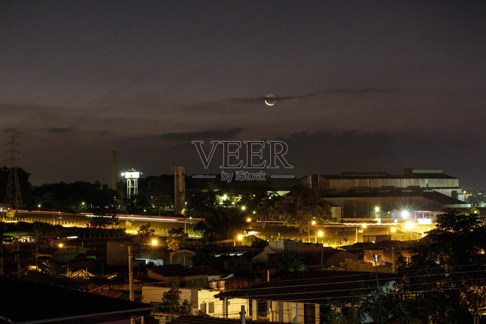 月光下的大都市:夜晚的城市景观照片摄影图片