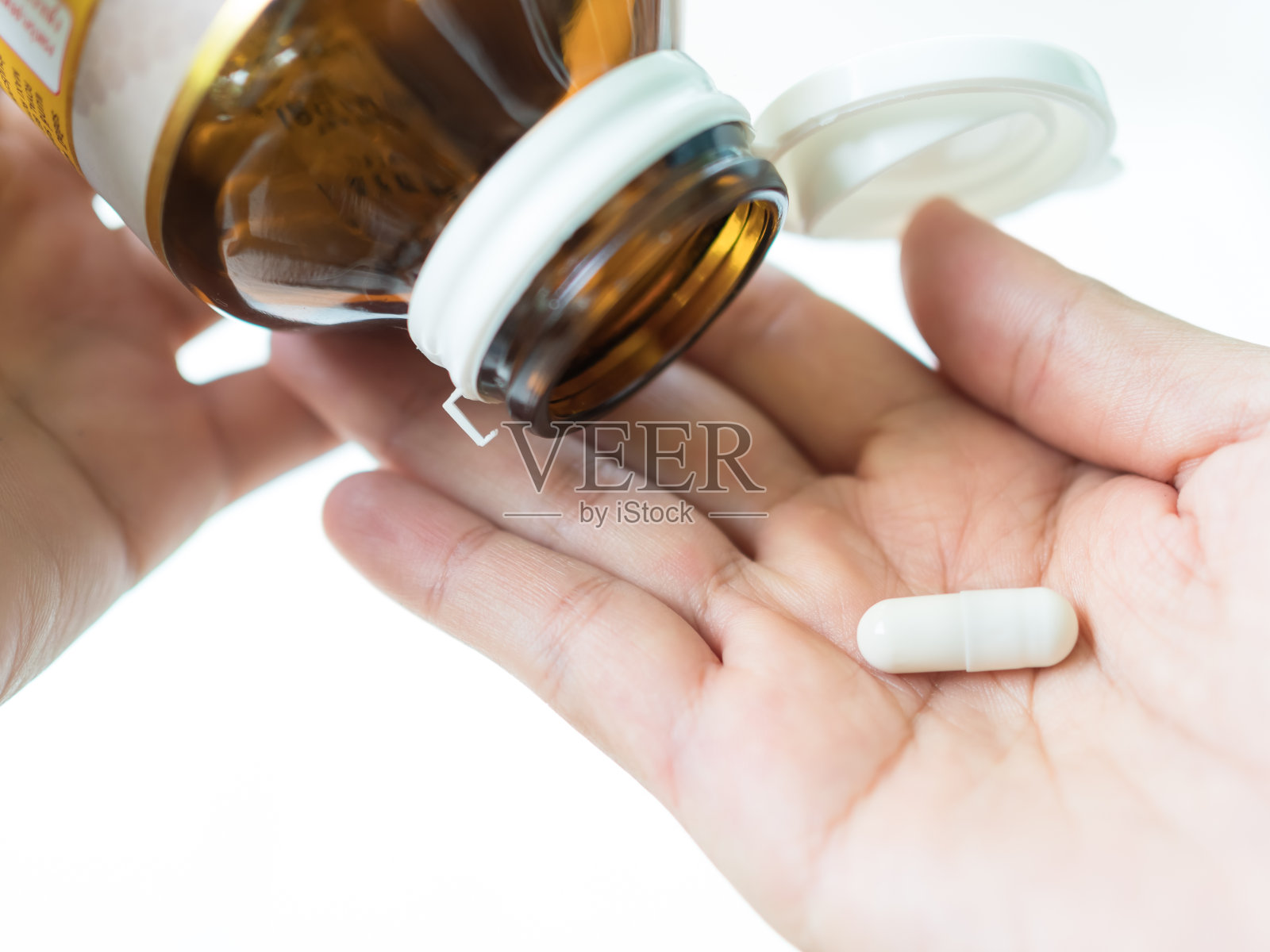 补充维生素食品丸营养药物抗氧化药物天然，能量草药排毒草药，蜂王浆胶囊上掌心，健康食品照片摄影图片