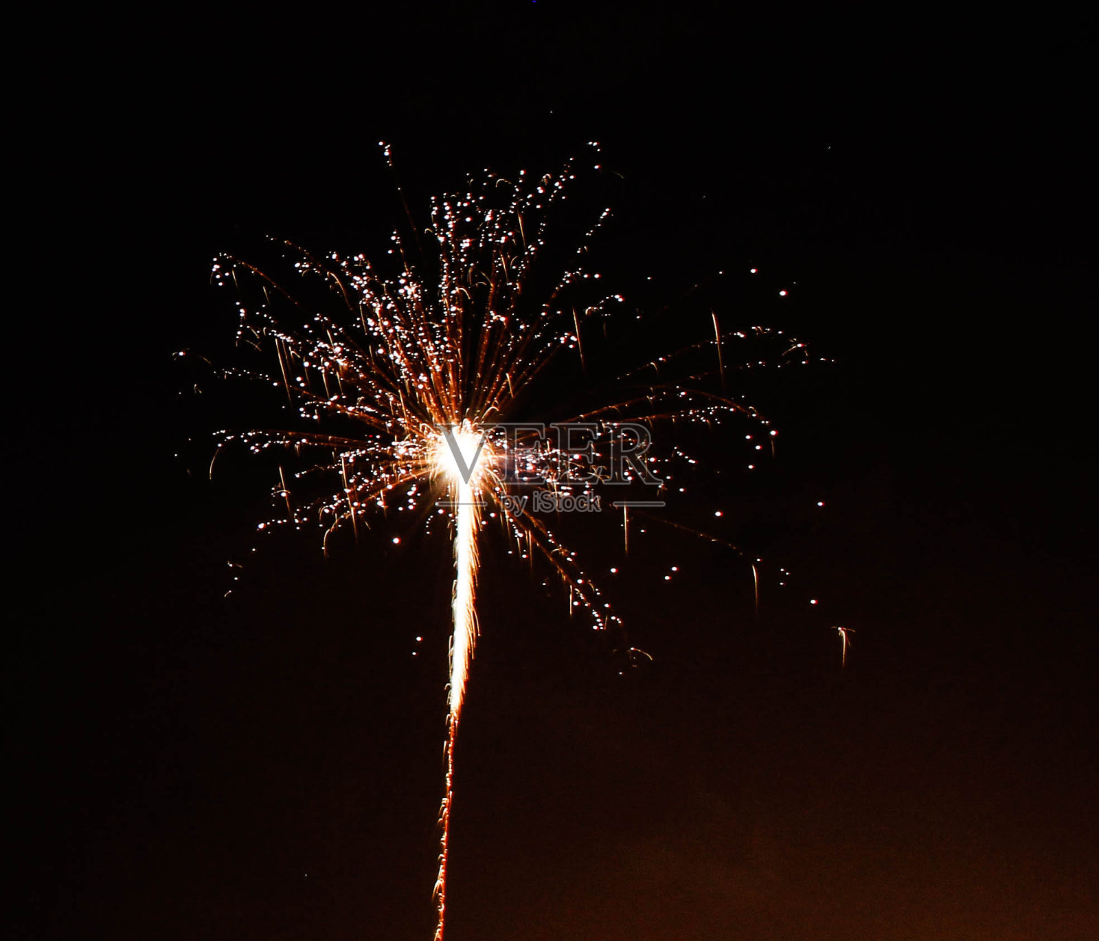 烟花照亮了夜空照片摄影图片