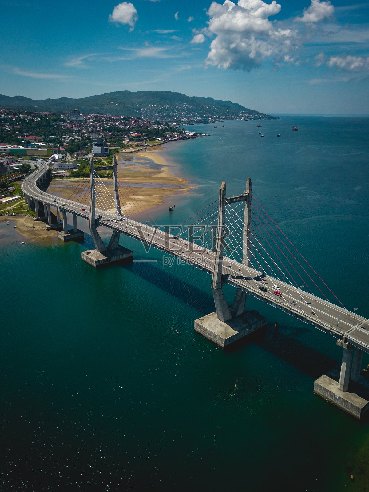 Ambon湾的Merah Putih桥照片摄影图片