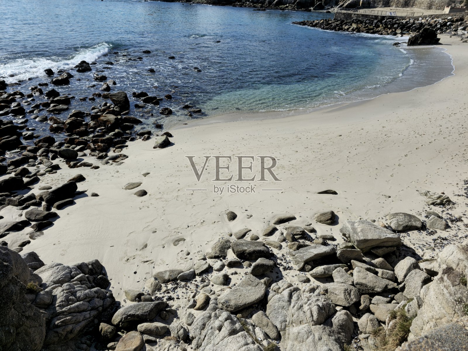 阳光明媚的海滩照片摄影图片