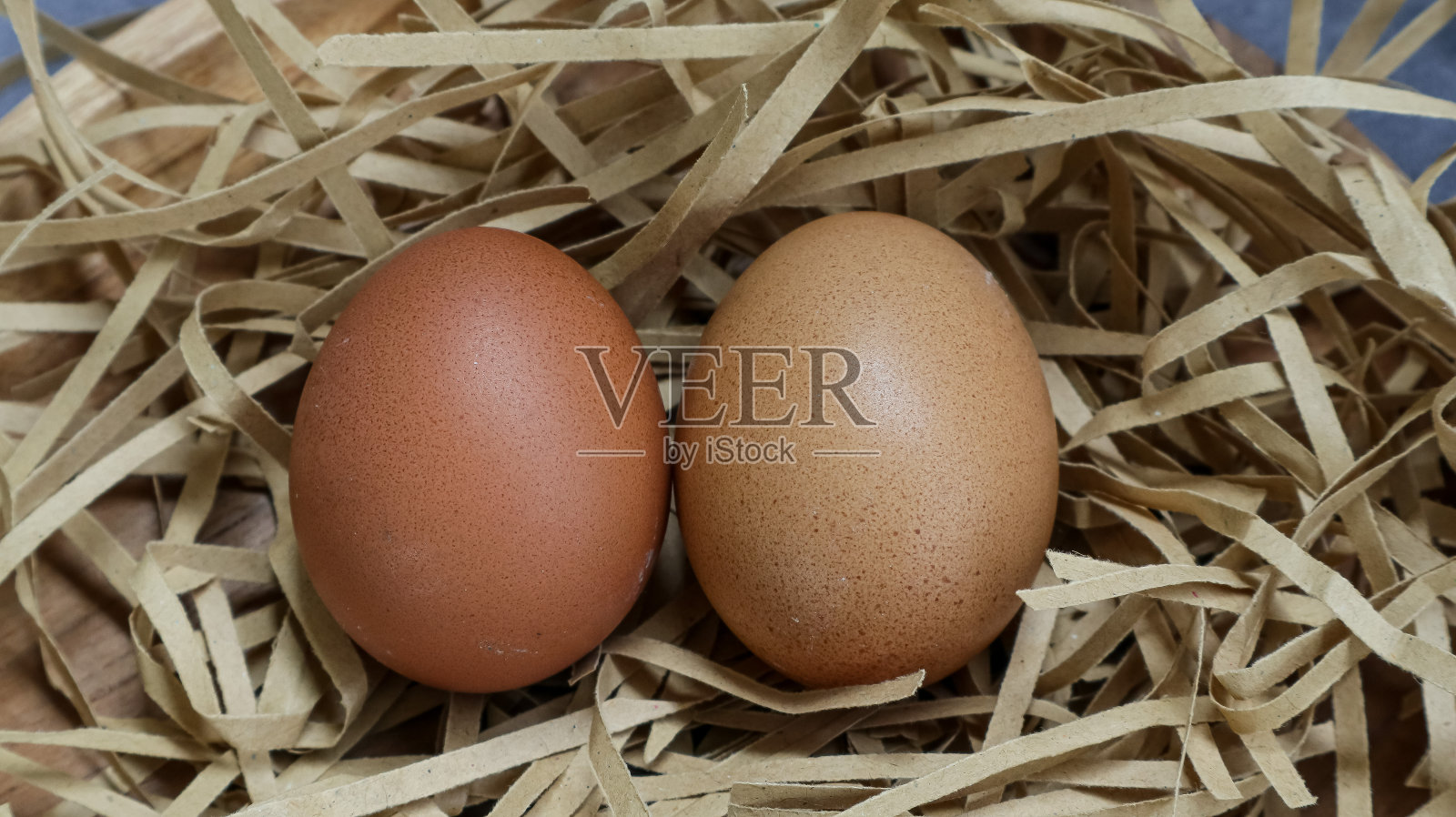 母鸡在鸡舍里留下的蛋照片摄影图片