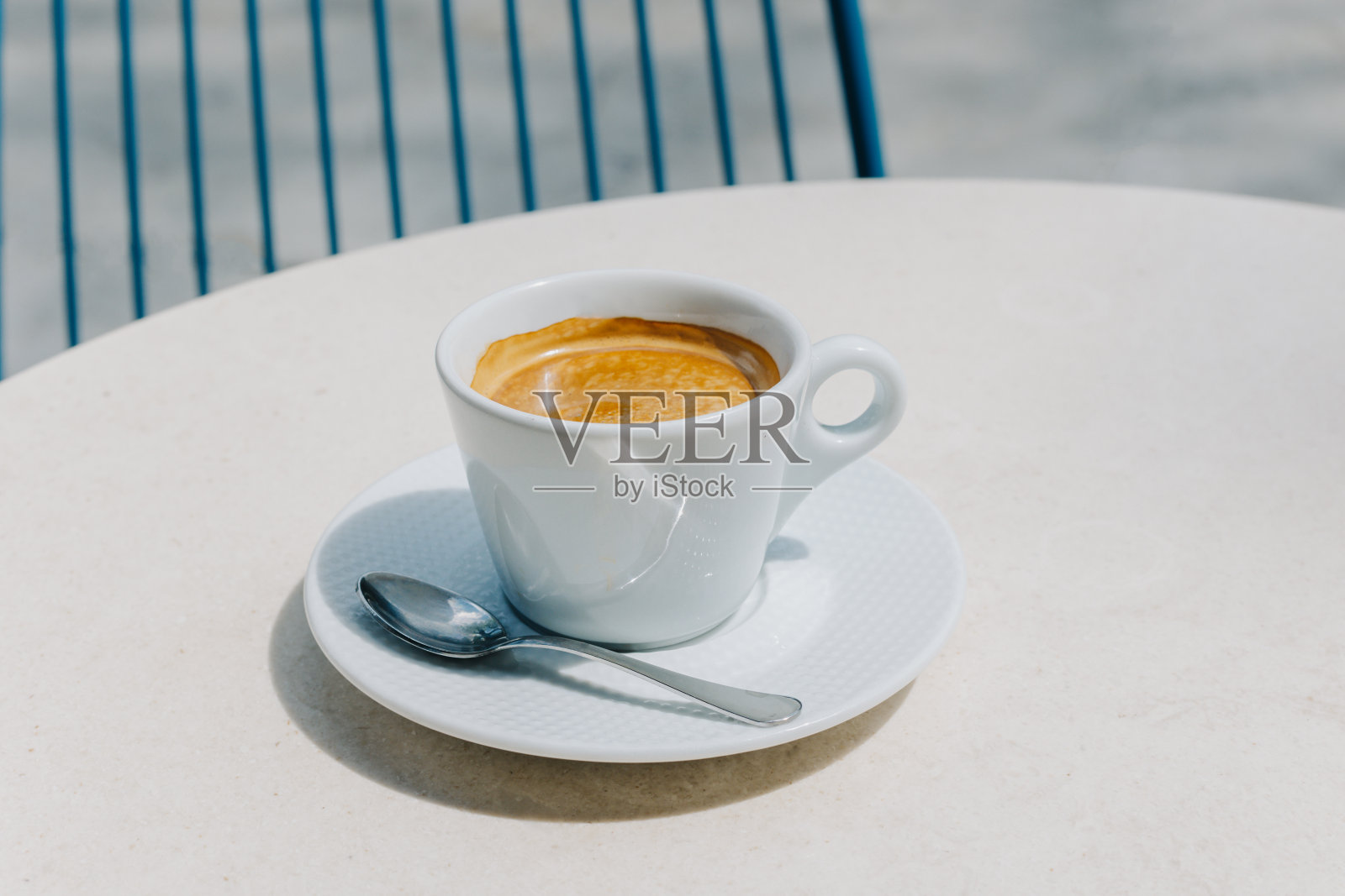 街边咖啡馆里桌上的一杯黑咖啡。有选择性的重点。照片摄影图片