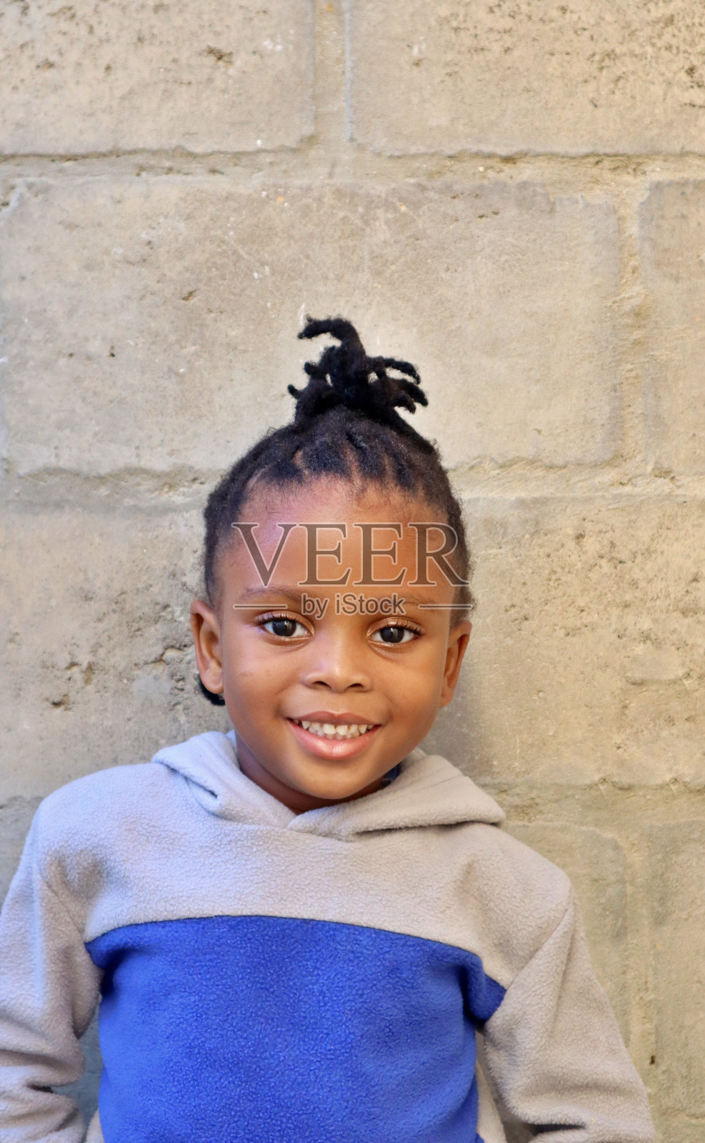 一个非洲小男孩的肖像照片摄影图片