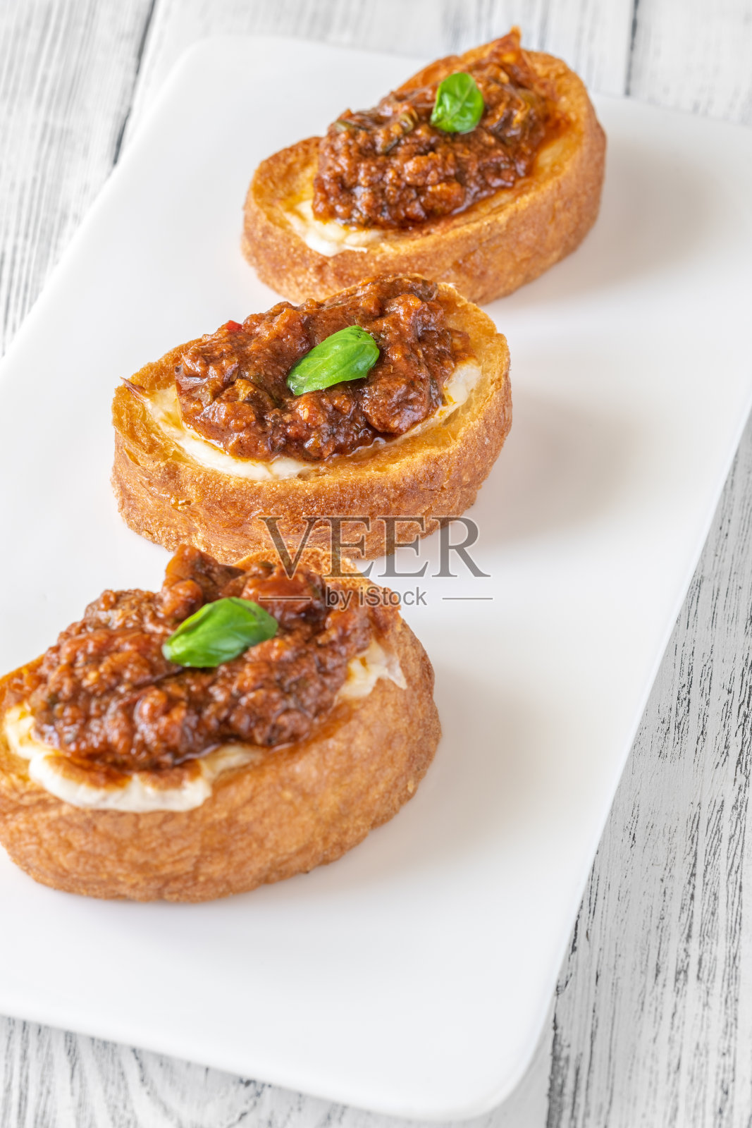 恰巴塔意式烤面包配马苏里拉奶酪和意式意大利干酪照片摄影图片