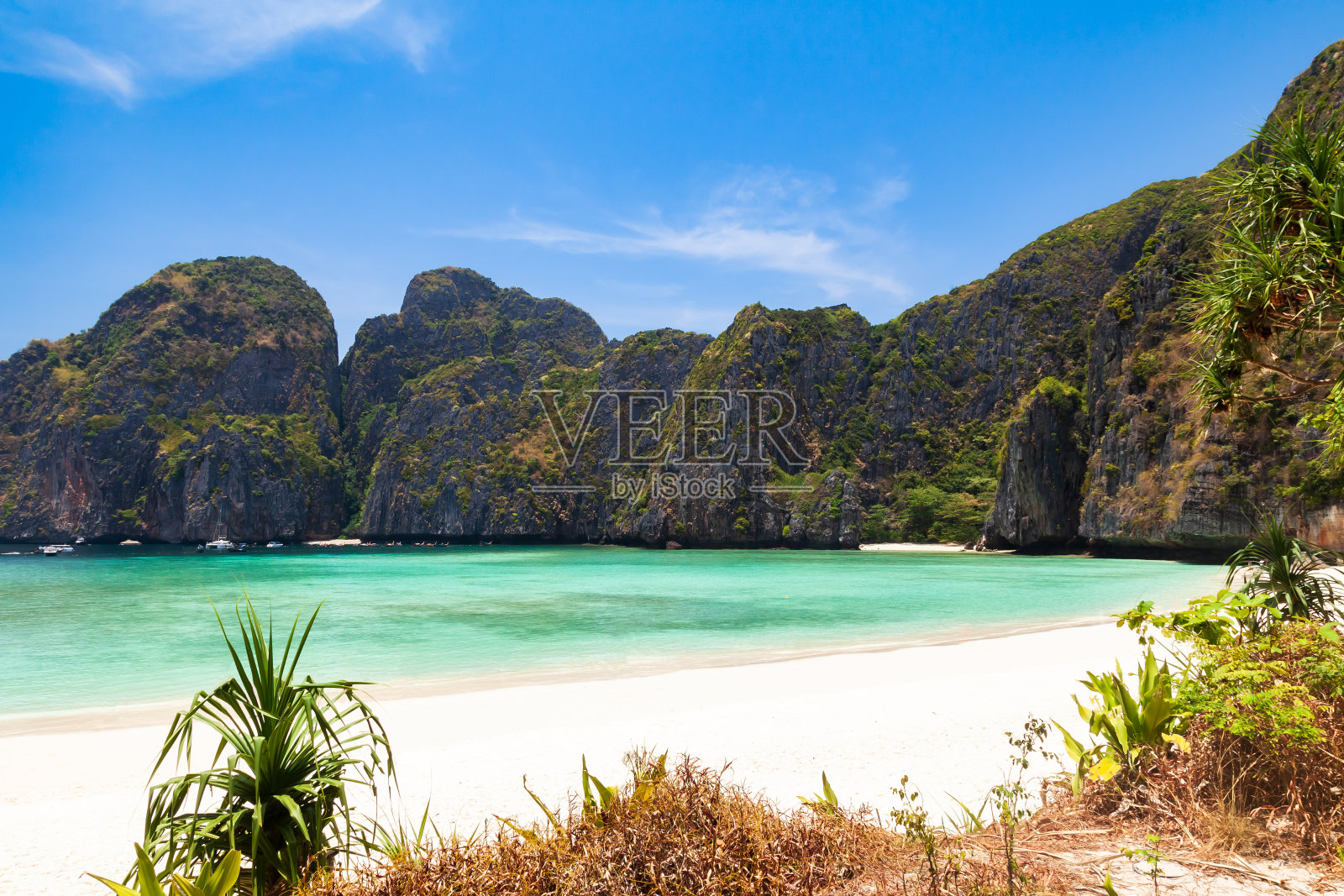 传说中没有人的玛雅湾海滩，莱昂纳多·迪卡普里奥的电影《海滩》就是在这里拍摄的，那里有美丽的沙滩和清澈的绿松石水。联合国教科文组织世界遗产。照片摄影图片