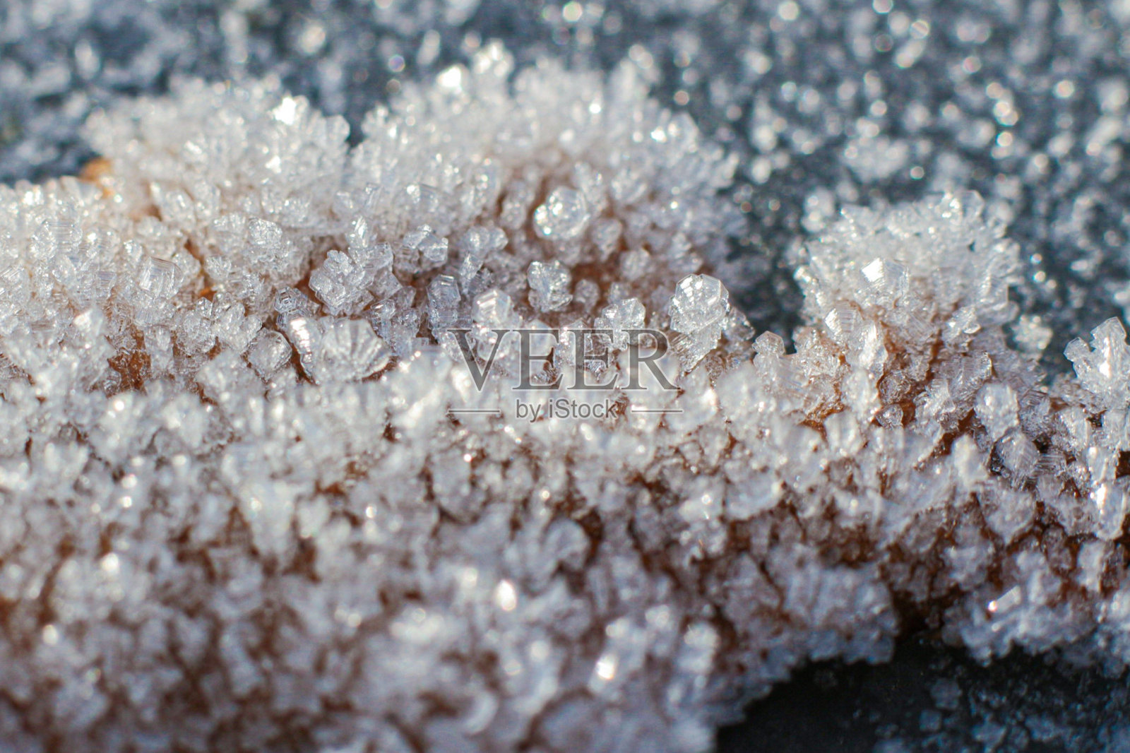 一些冰和雪被撒在表面上照片摄影图片