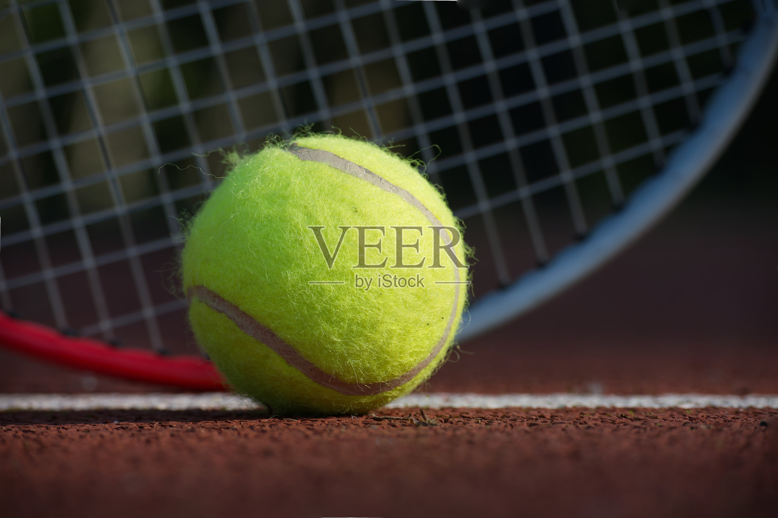 硬地面上的黄色网球和球拍照片摄影图片