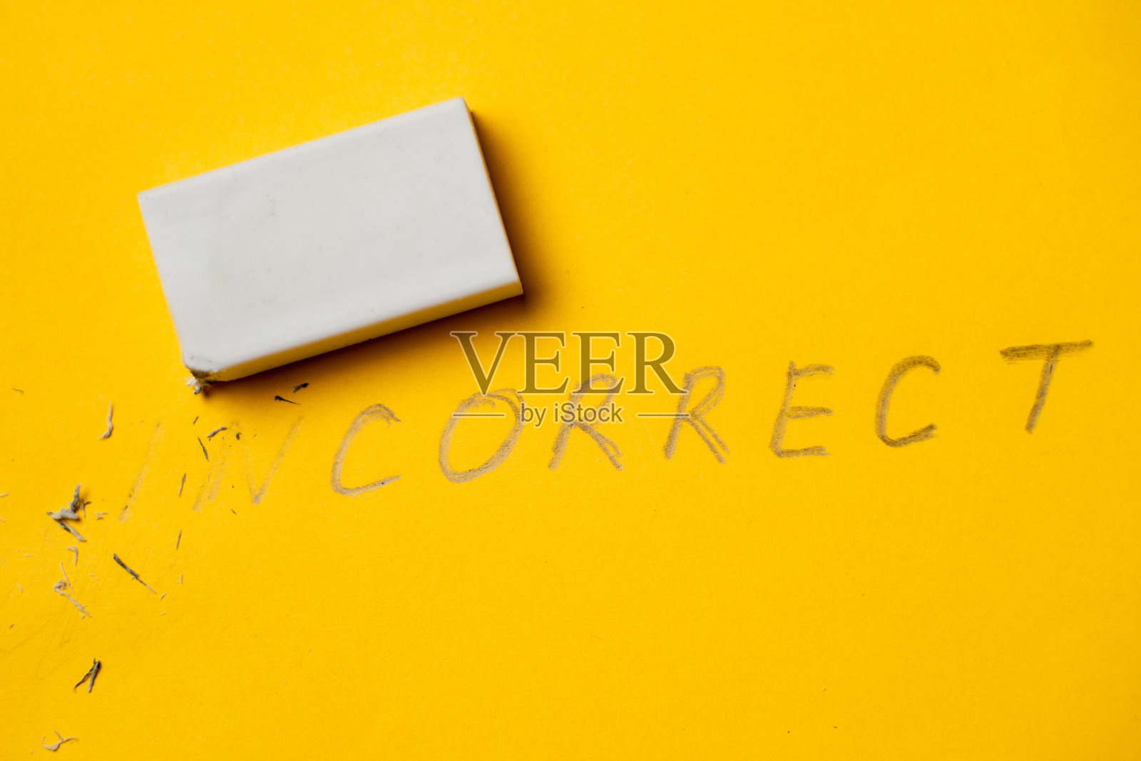 错误和正确的黄色背景。修正的概念。照片摄影图片
