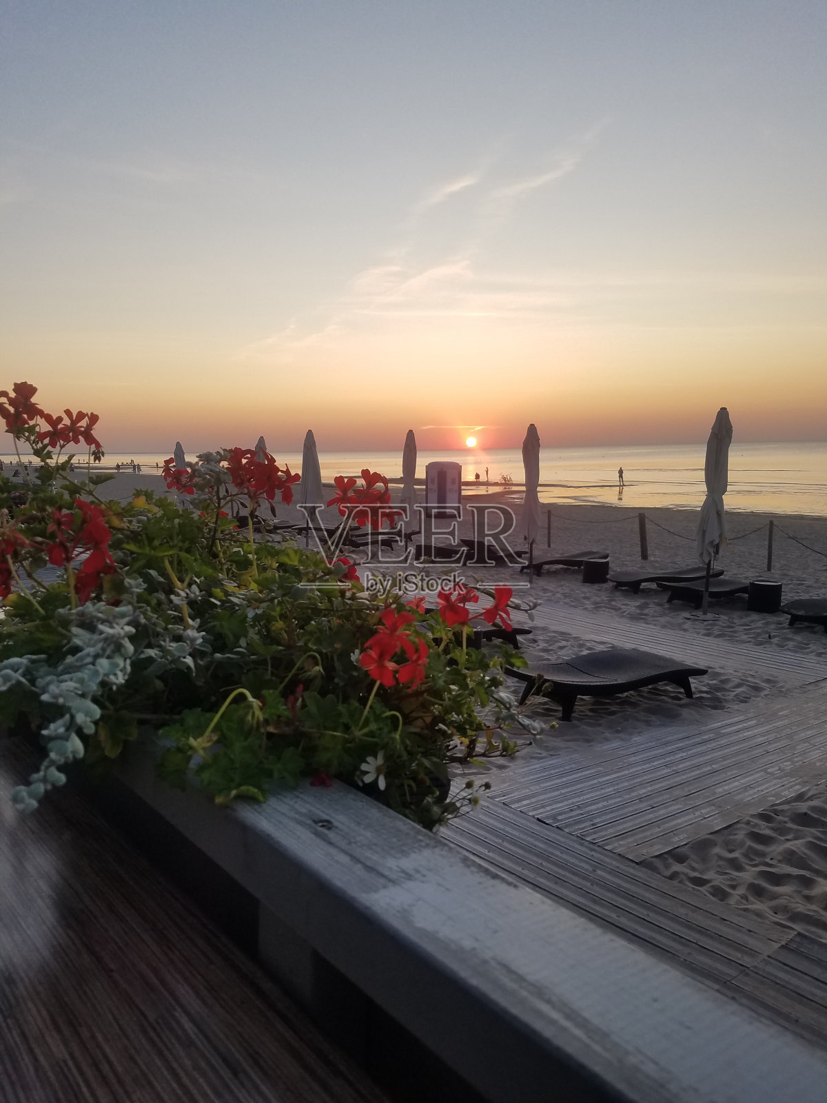 海滩上的日落照片摄影图片