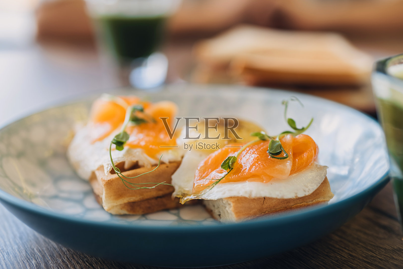 华夫饼配鸡蛋，三文鱼和蔬菜。美味健康的早餐食品理念。照片摄影图片