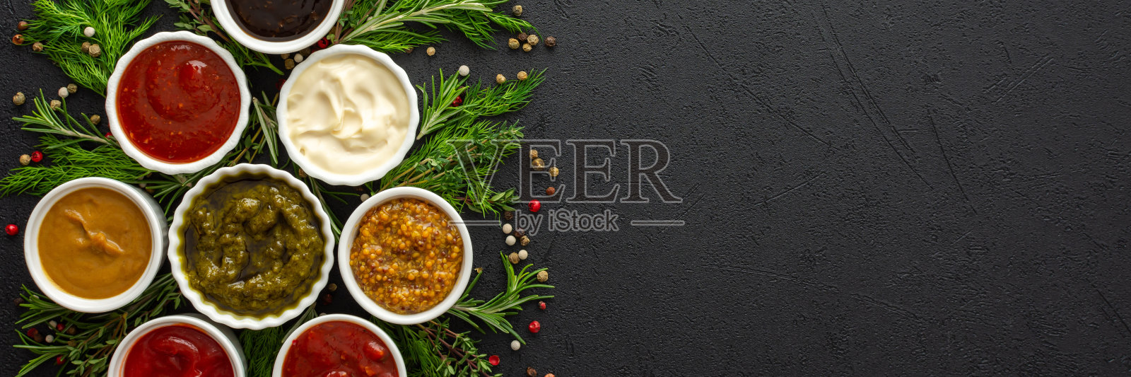 碗里的酱汁和调味料照片摄影图片