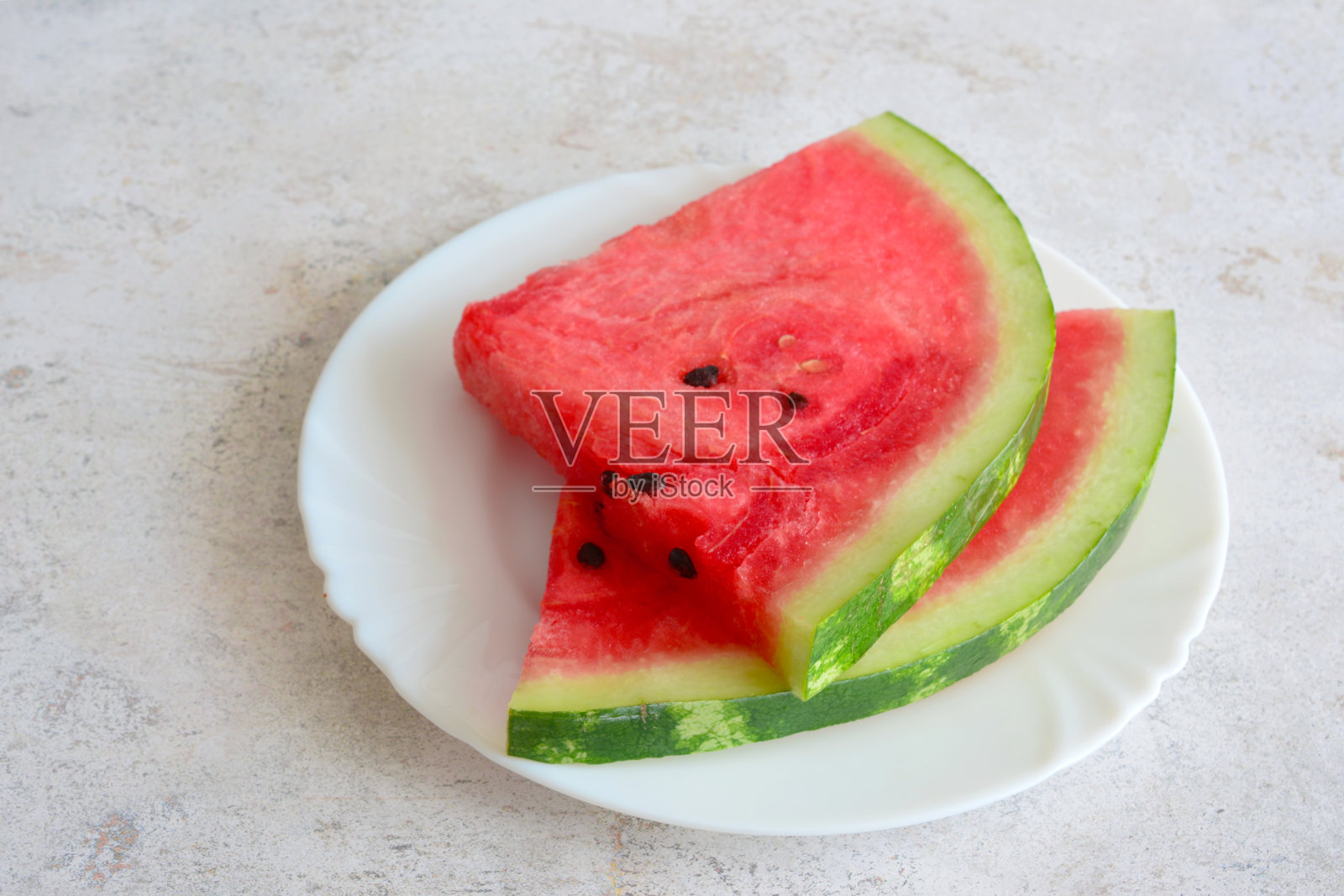 把一盘西瓜片孤立放在桌子上，复制空间照片摄影图片