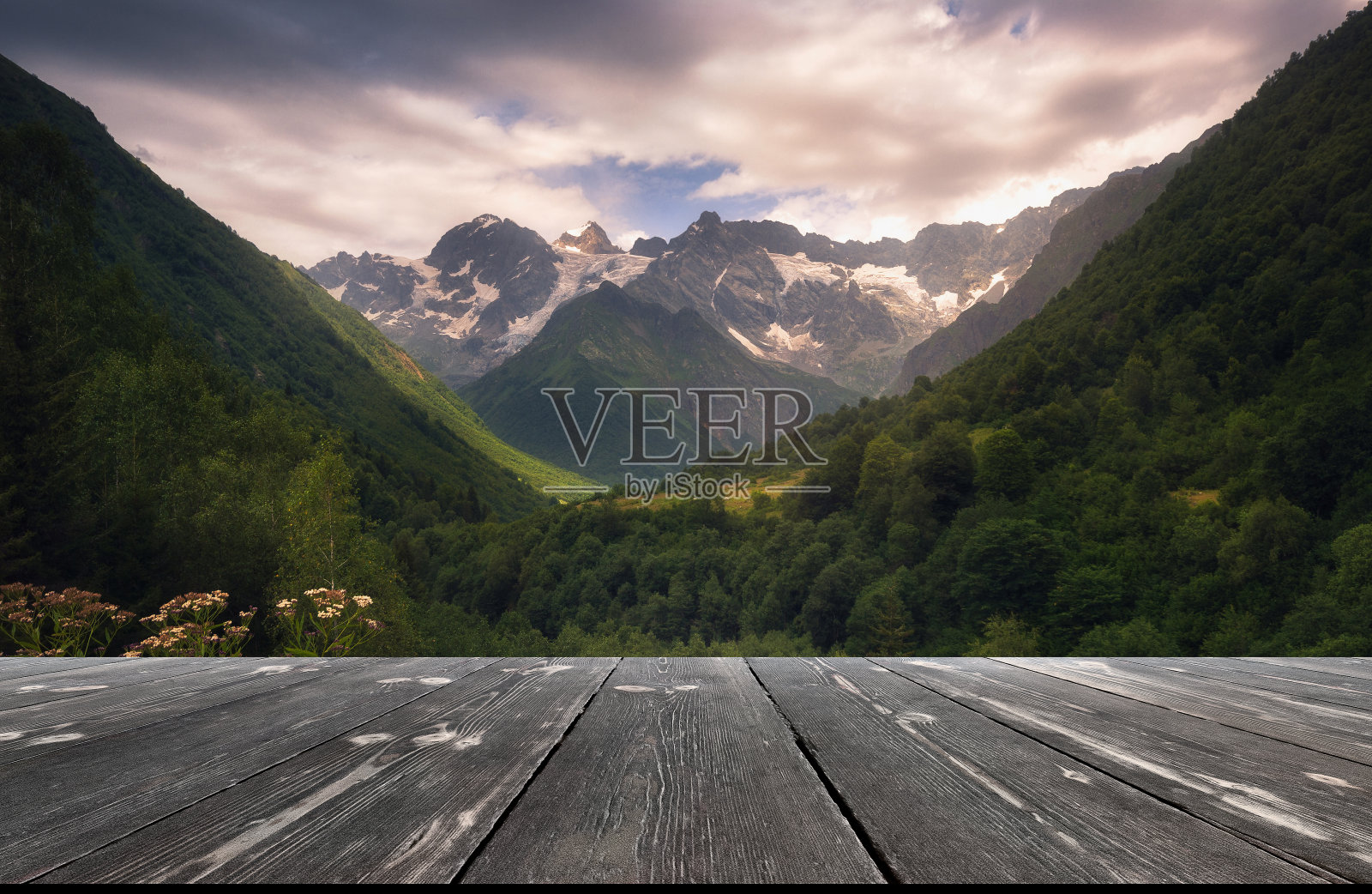 格鲁吉亚拉查的高加索山脉。夏日美丽的背景配上空木桌。自然模板景观照片摄影图片