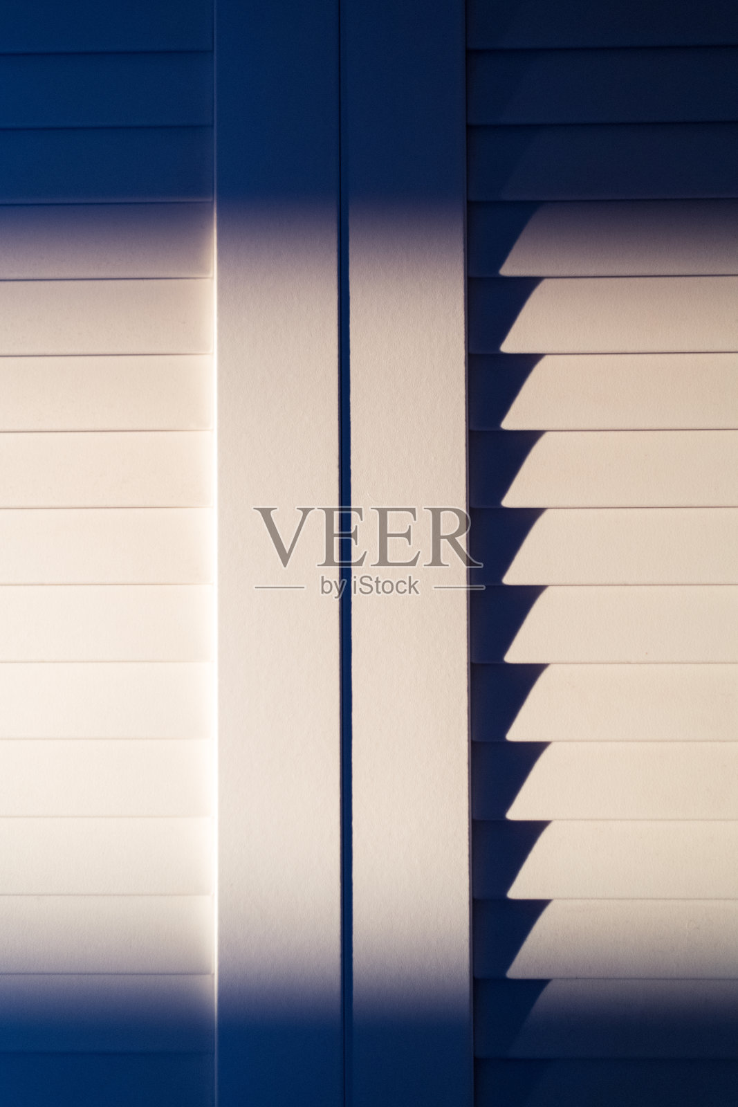 板条柜门被阳光照射，形成有趣的阴影照片摄影图片