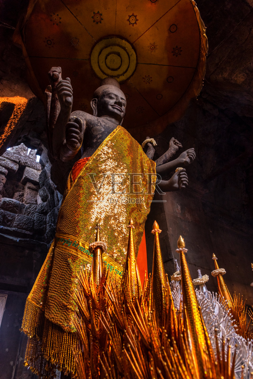 柬埔寨暹粒吴哥窟的古代毗湿奴神像。照片摄影图片