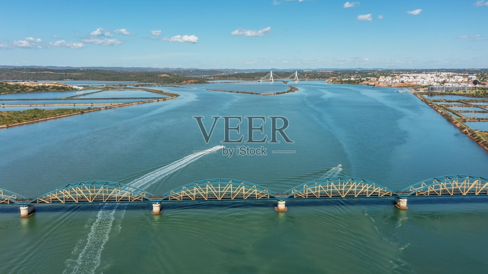 葡萄牙人在波尔蒂茂市阿拉德河上的一座桥。老桥。船驶过照片摄影图片