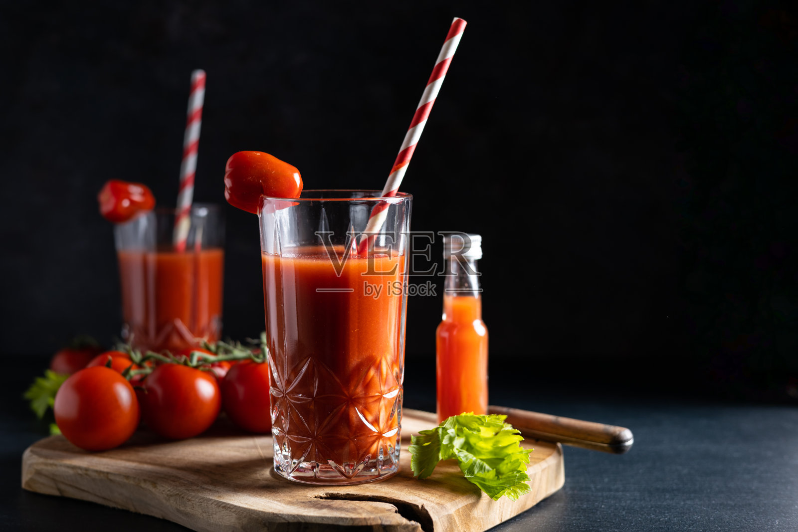 自制新鲜番茄汁。照片摄影图片