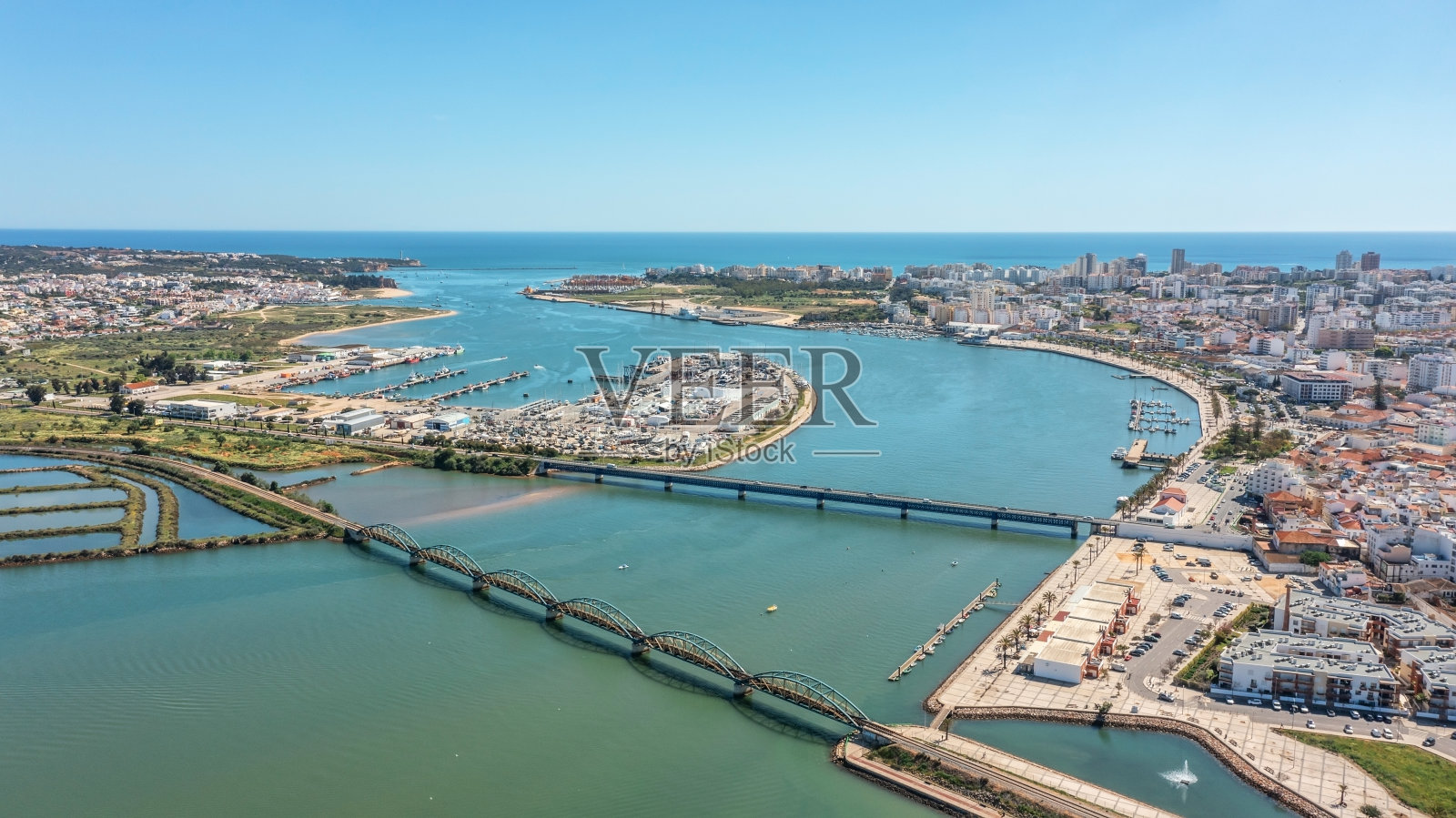 葡萄牙人架设在阿拉德河上的桥梁，俯瞰波尔蒂毛市。老桥。照片摄影图片