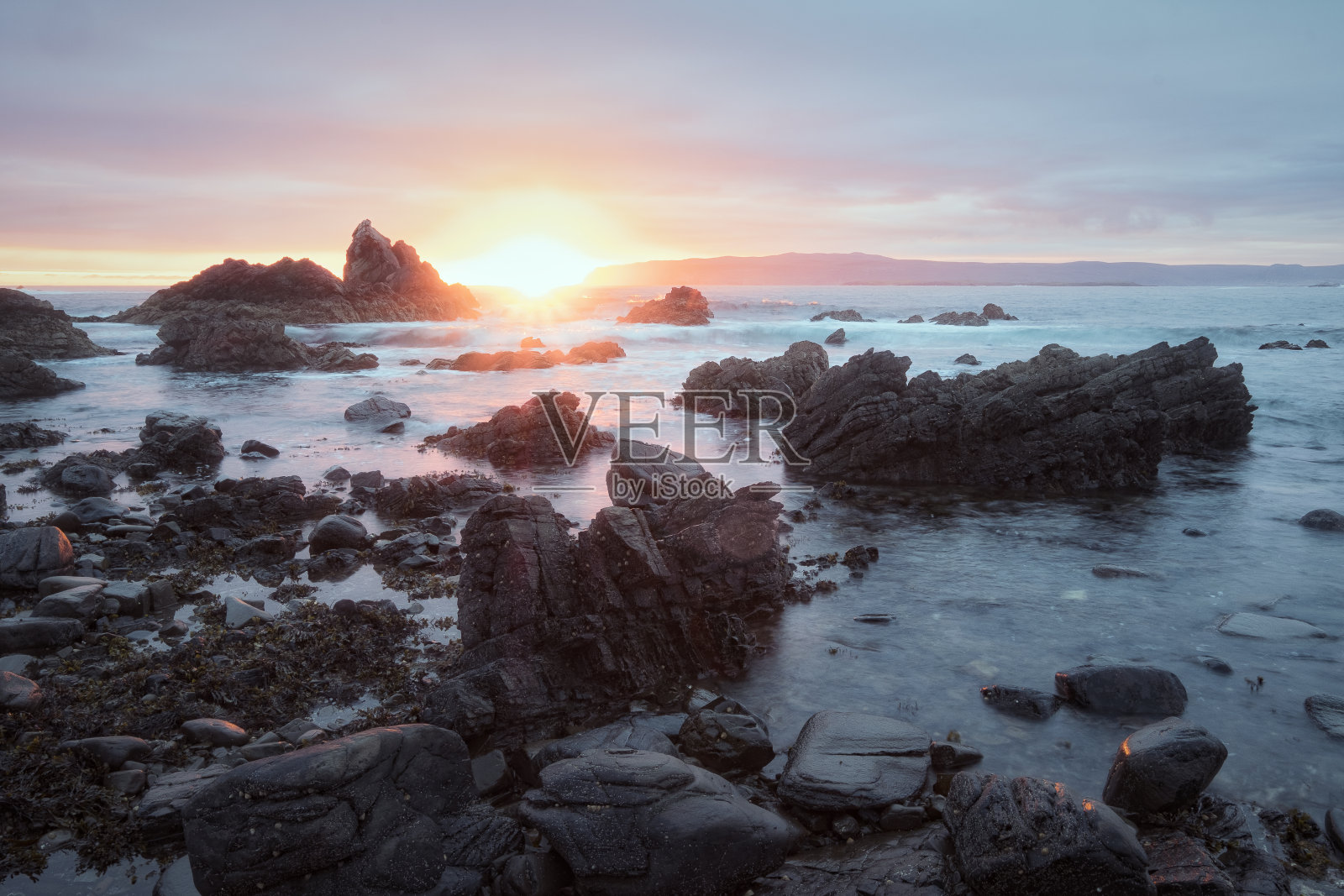 有悬崖的海边的日出。大自然，清晨，秋天，大海的背景照片摄影图片