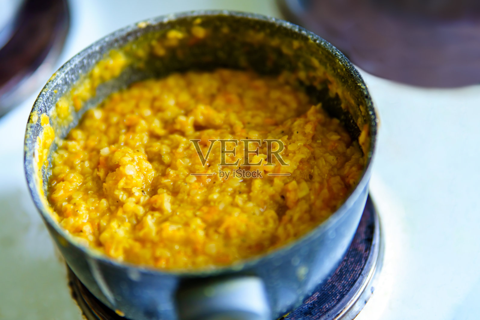 用几种小扁豆加香料在深煎锅里熬成的粥照片摄影图片