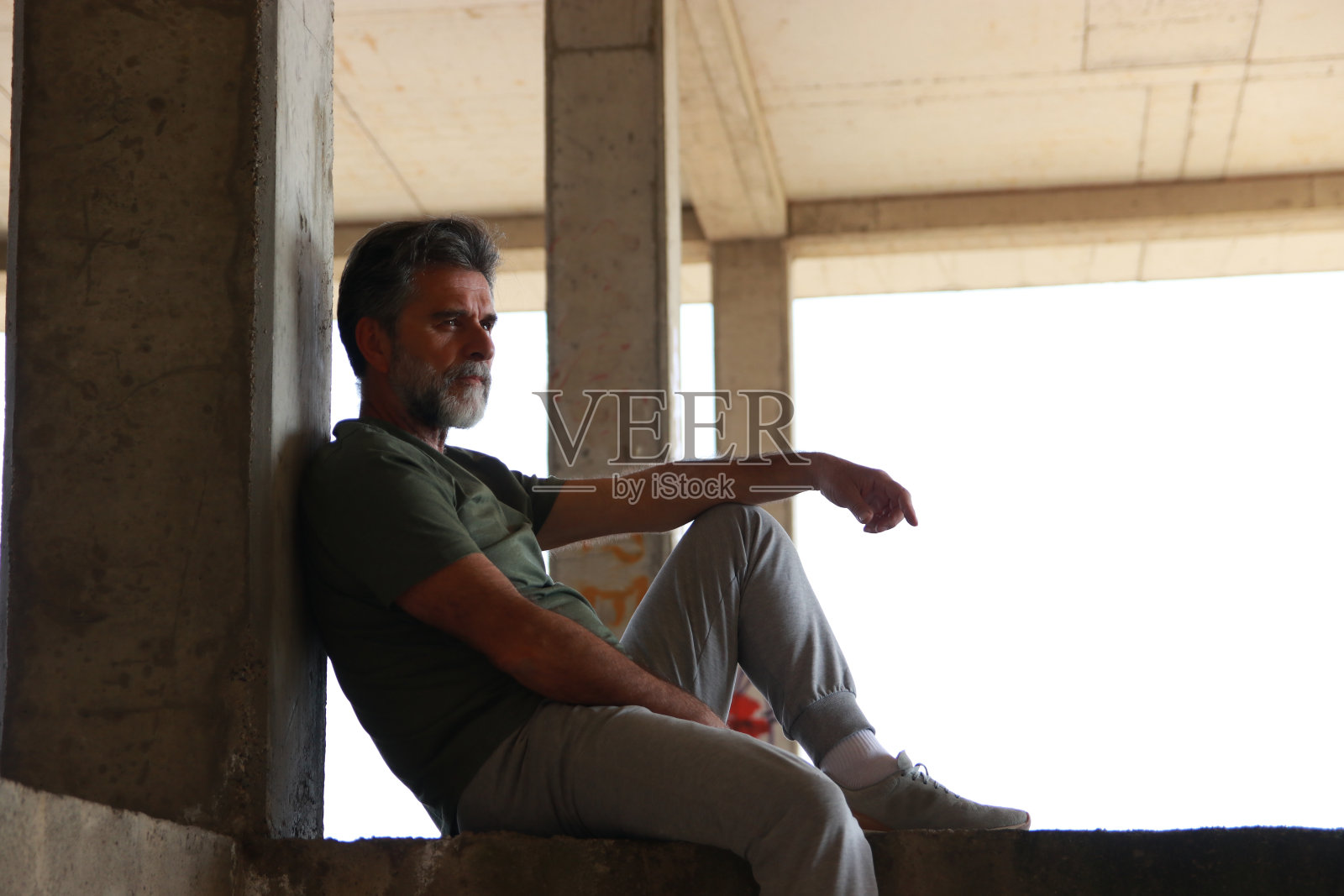 一个悲伤沮丧的男人照片摄影图片