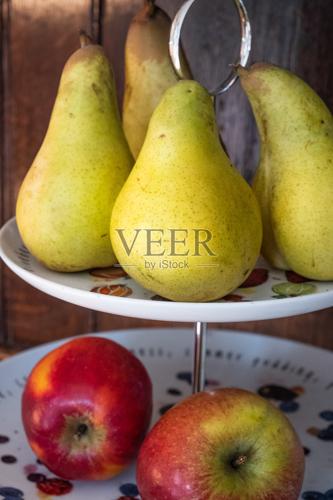 四个新鲜梨和两个红苹果照片摄影图片