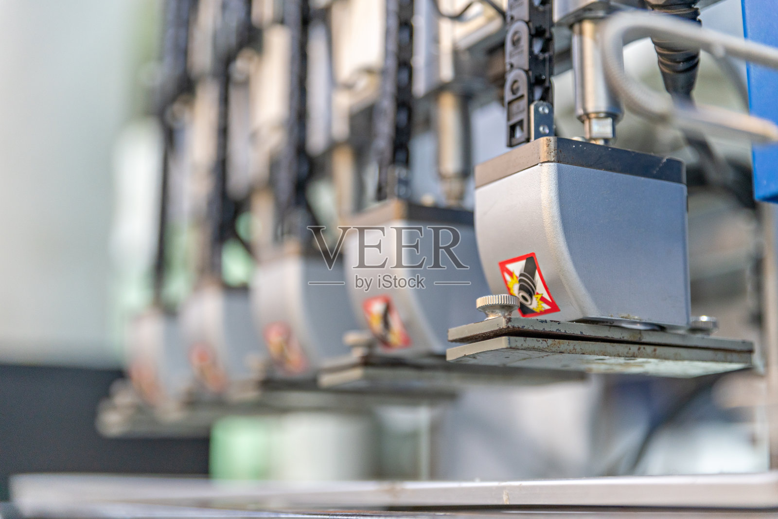 热温度传感器。安装在机器上的称重传感器技术。热电偶安装在热计上。照片摄影图片