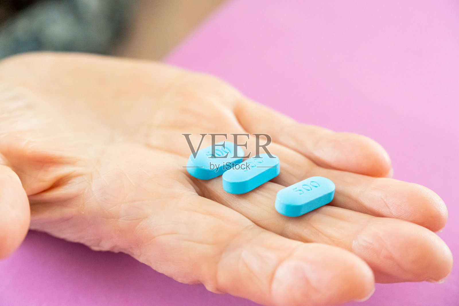 老妇人手里拿着药片照片摄影图片