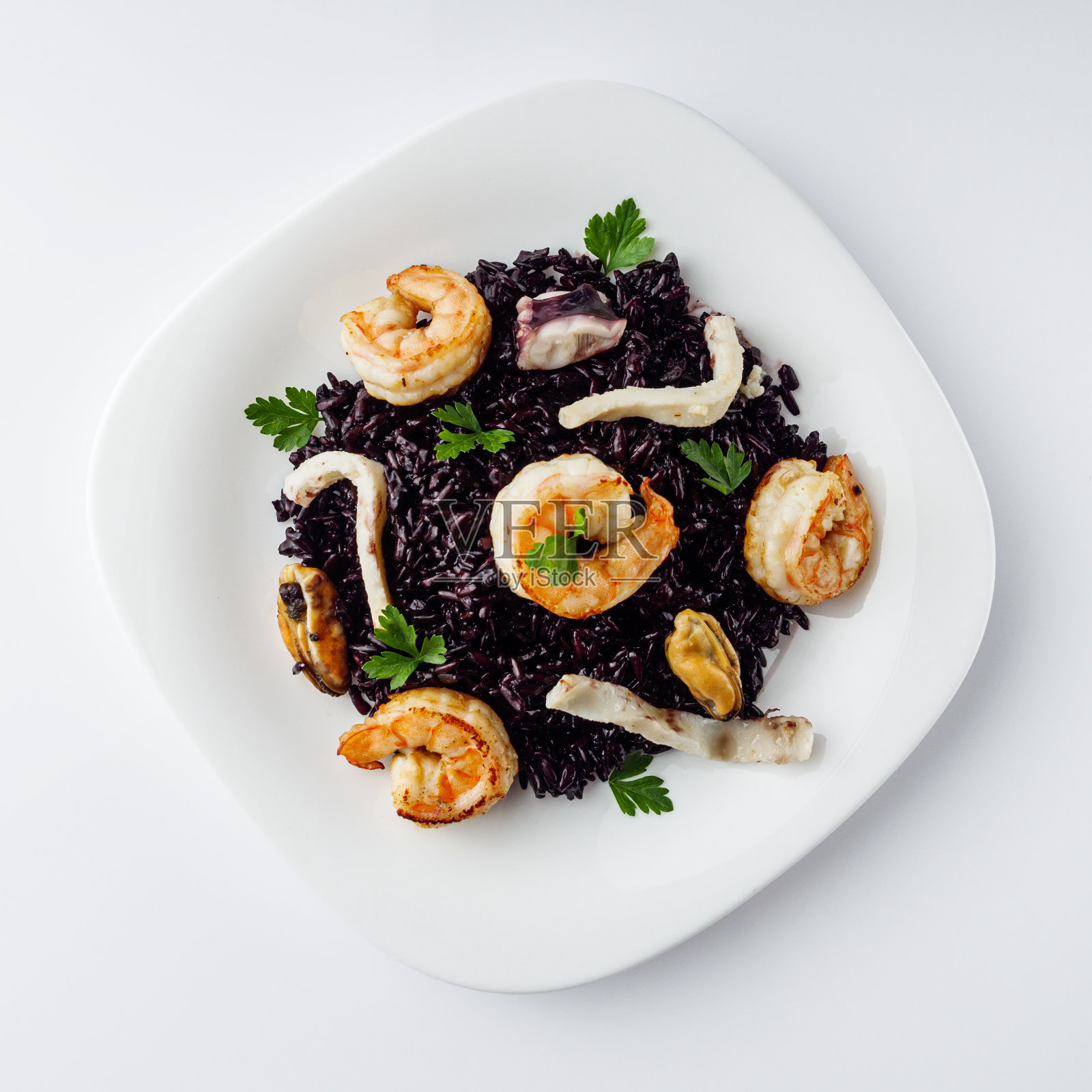 美味的黑米配上白底的虾和海鲜照片摄影图片