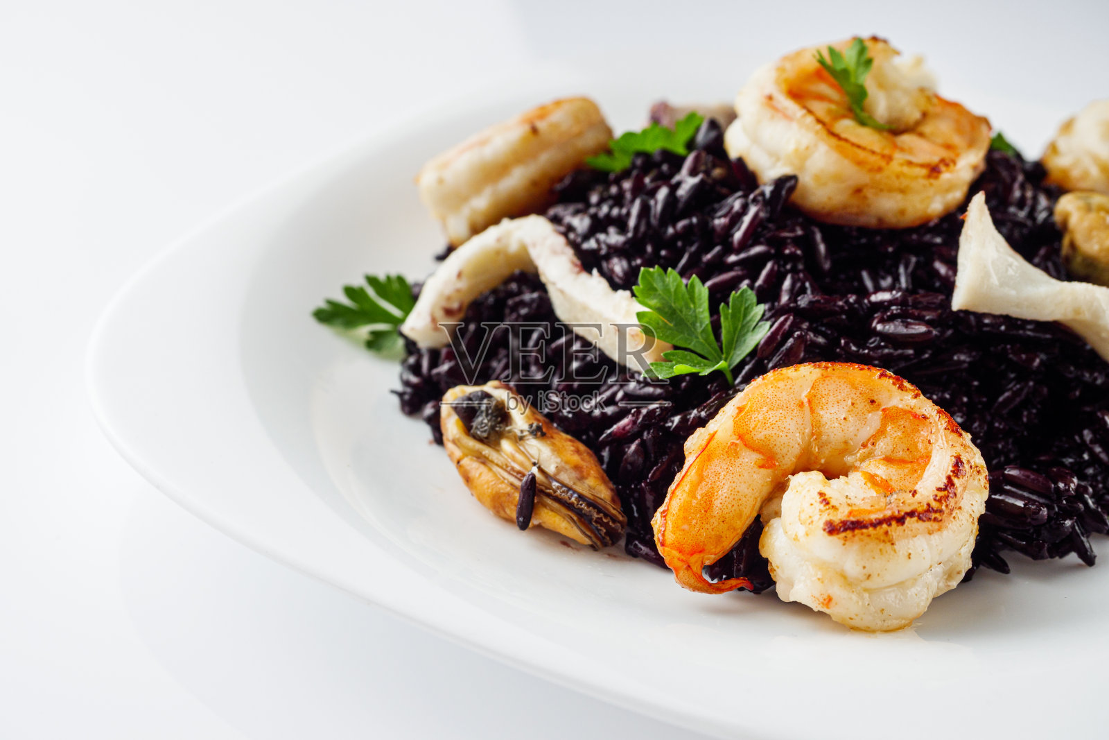 美味的黑米配上白底的虾和海鲜照片摄影图片