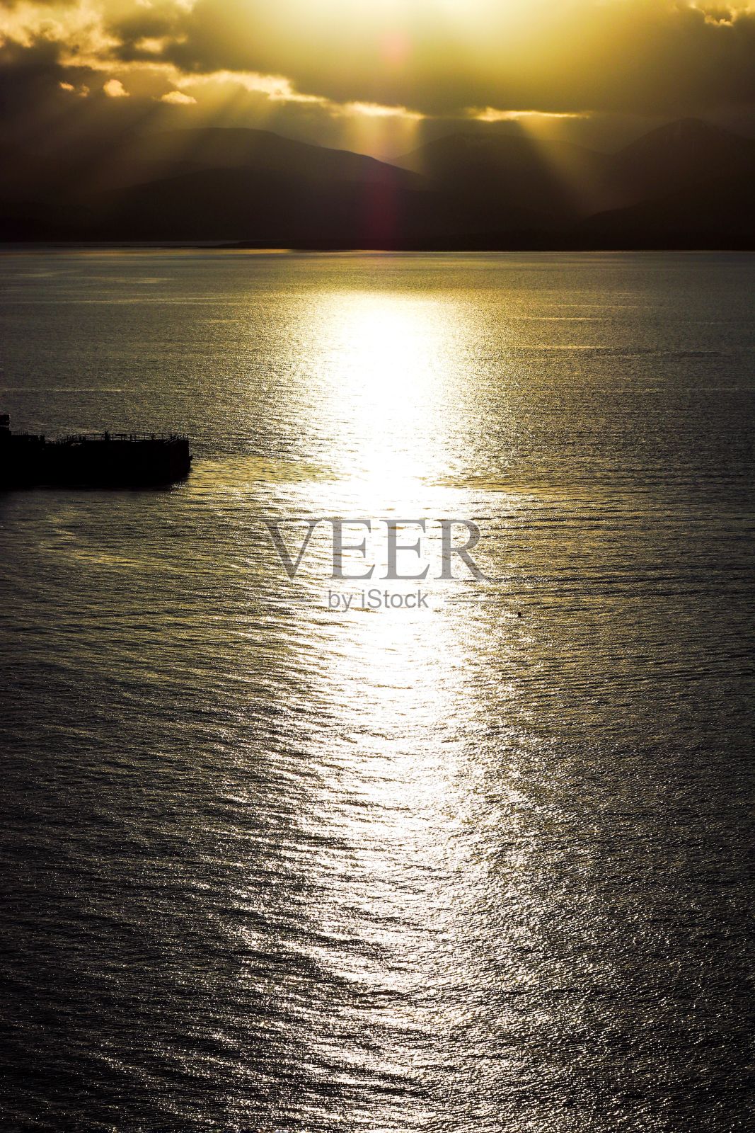 垂直鸟瞰图反射的金色夕阳天空在水面上照片摄影图片