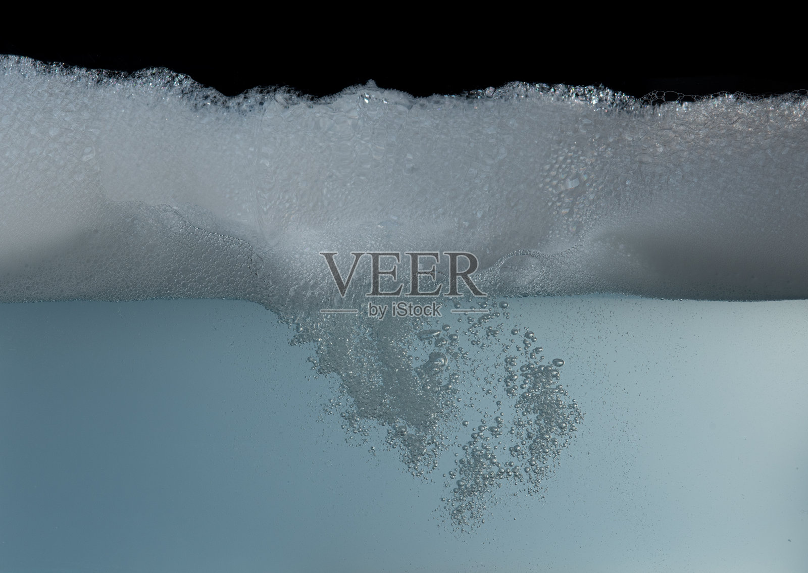 一层小气泡的特写，由水和洗洁精产生的气泡照片摄影图片