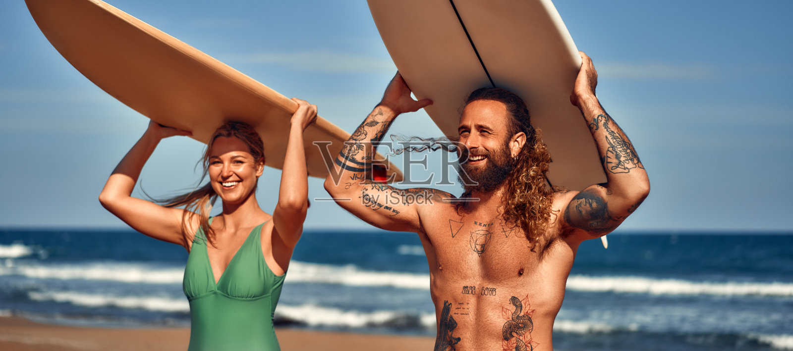 几个冲浪者在海滩上照片摄影图片