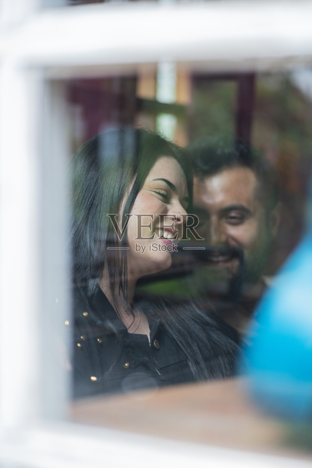 拉丁夫妇是在餐馆里边等菜边聊天。拉丁夫妇是在餐馆里边等菜边聊天照片摄影图片