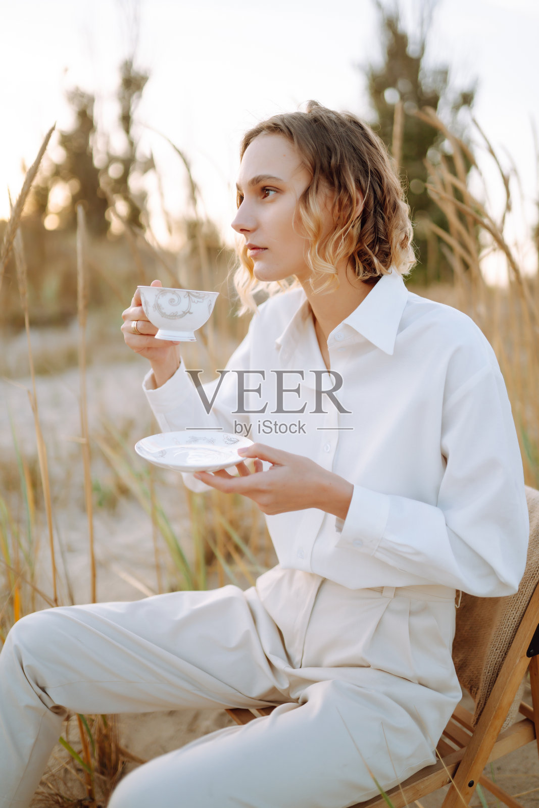 在大自然中休息的年轻女子。时尚、格调理念。照片摄影图片