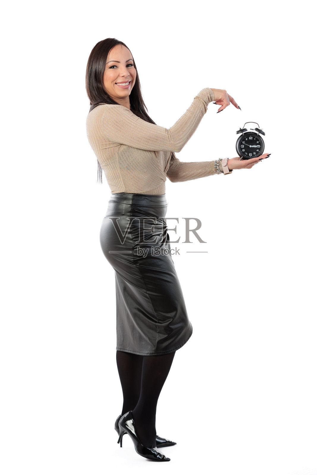 美丽的巴西女人在黑色皮裙快乐在白色背景指向黑色手表照片摄影图片