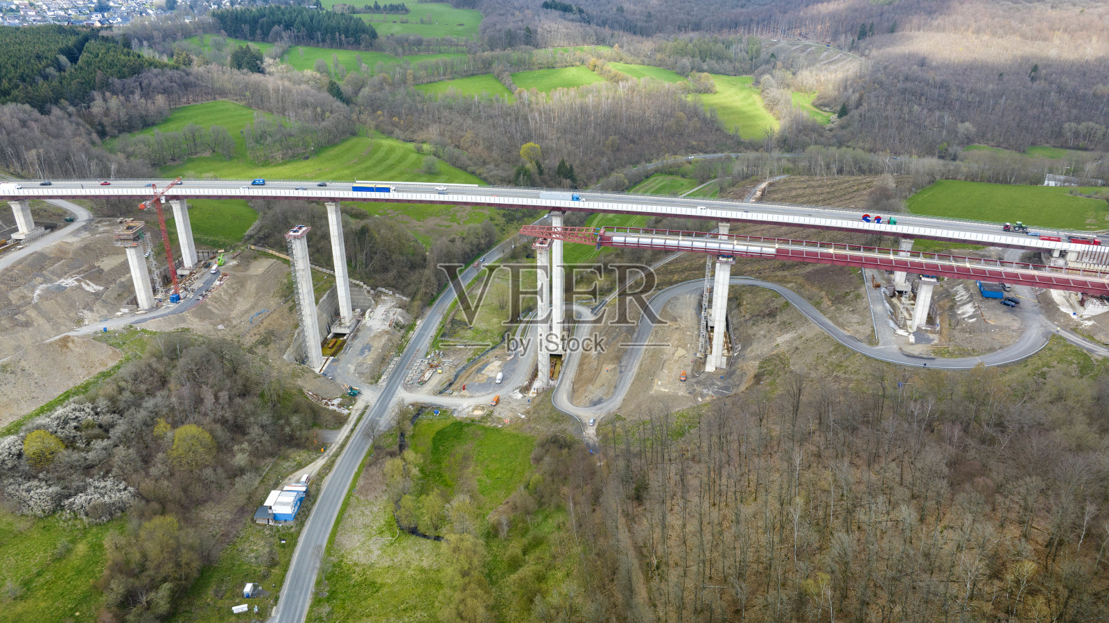 公路桥梁施工现场。鸟瞰图照片摄影图片