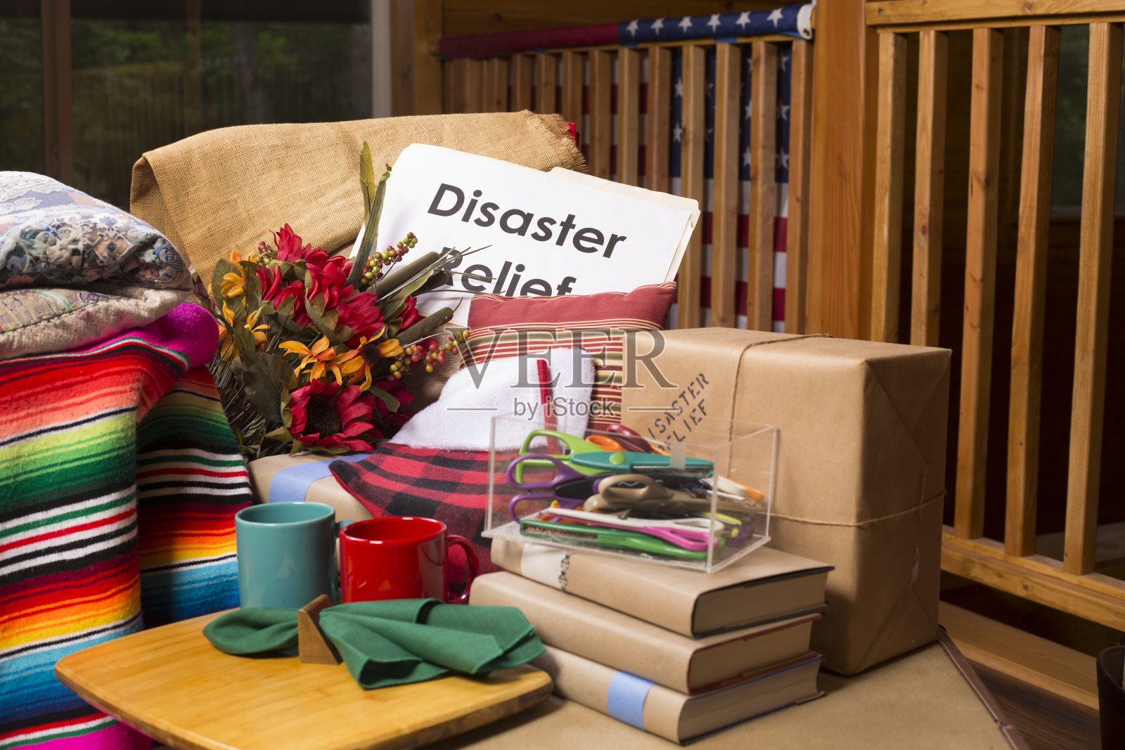 赈灾捐款。家居装饰。照片摄影图片